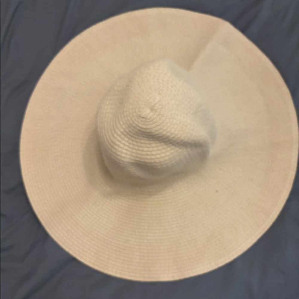 Tan Wide-Brimmed Hat Elegant Summer Accessory - Picture 2 of 3